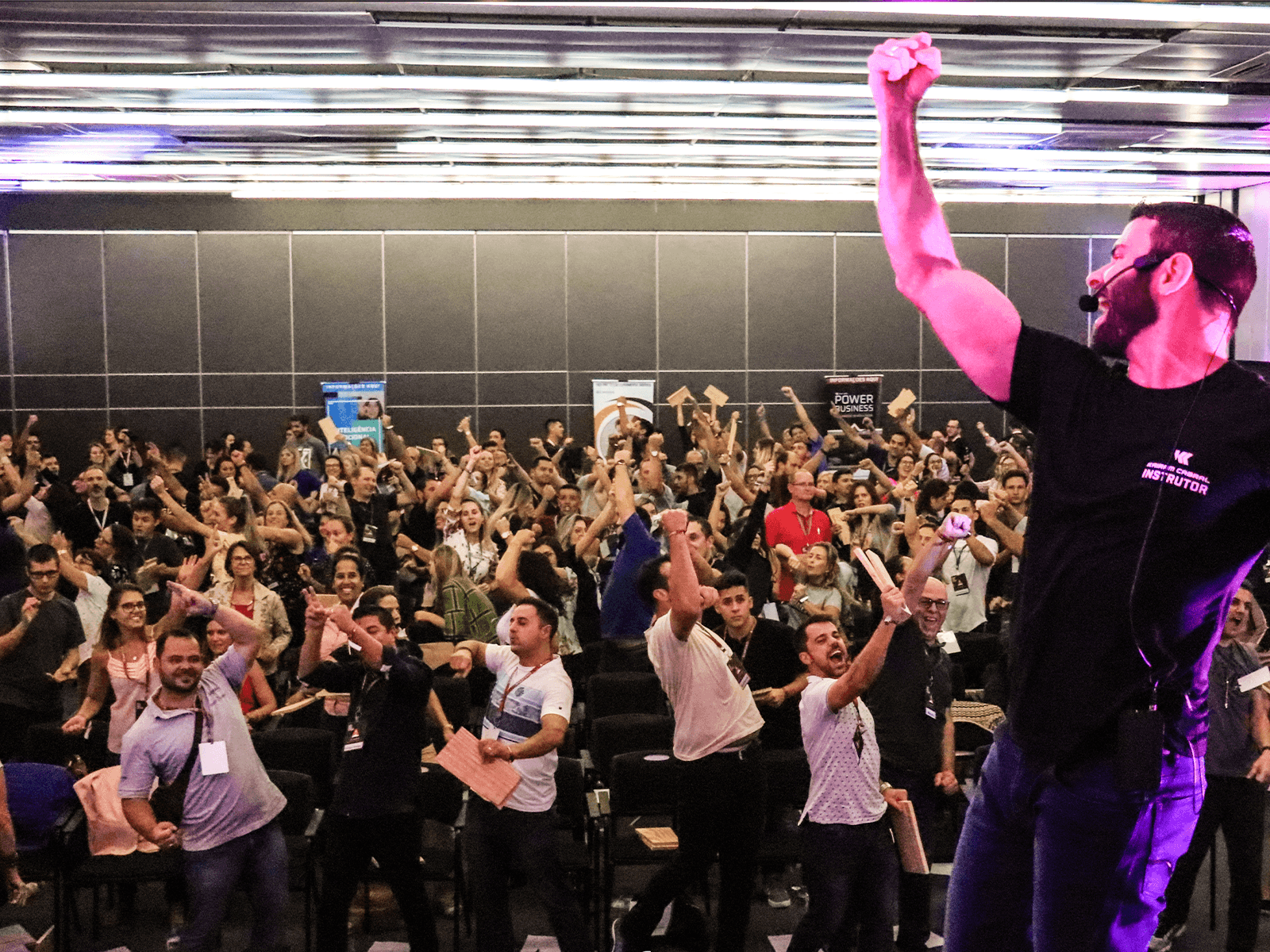 Kairam Cabral no palco durante uma palestra