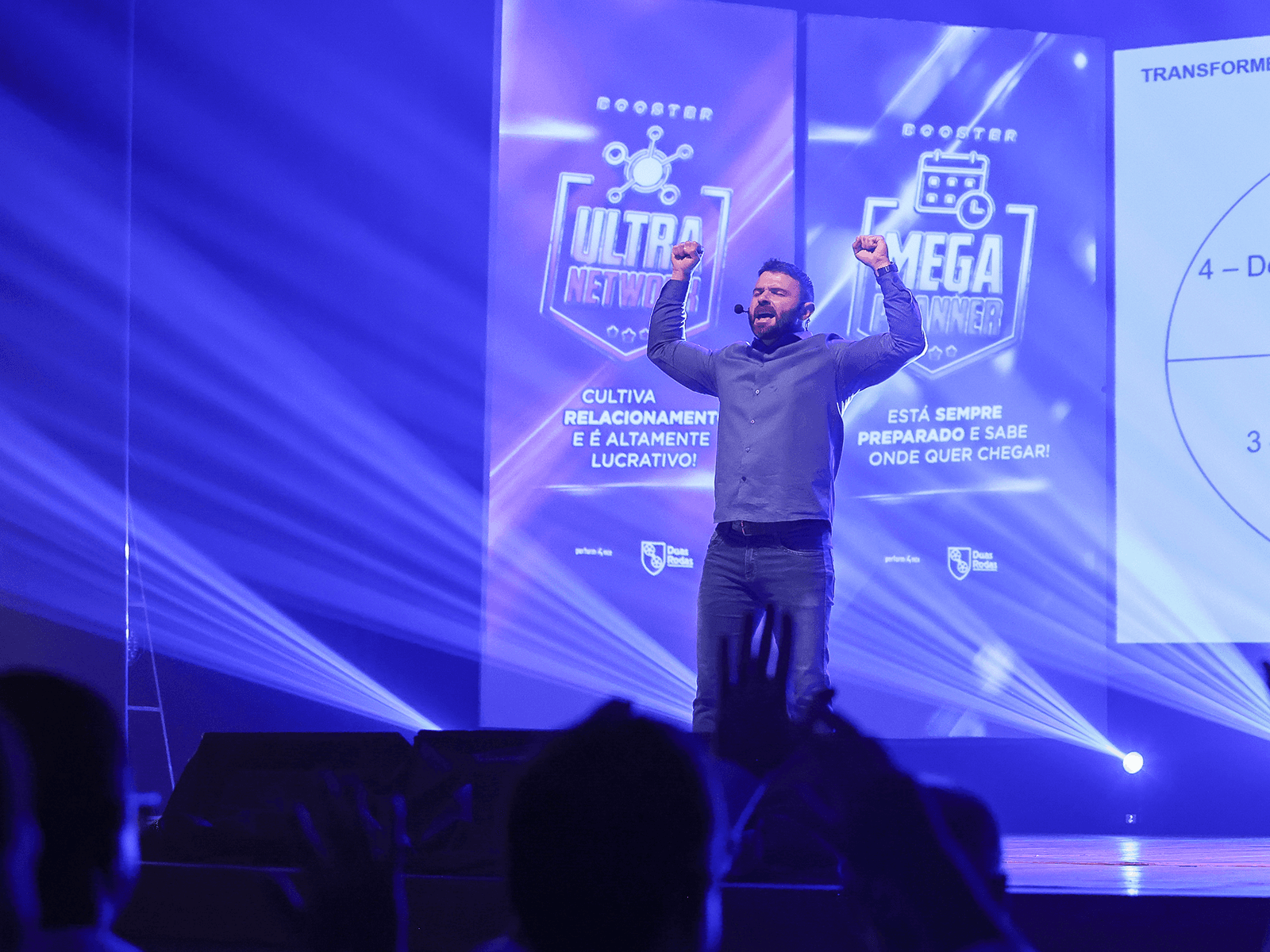 Kairam Cabral no palco durante um evento