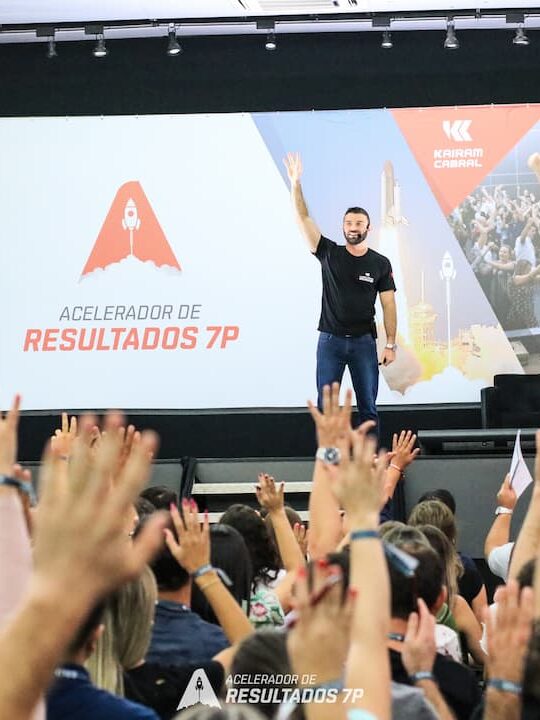 Aprenda como contratar uma palestra motivacional para sua empresa e impulsionar a motivacao e o desempenho de seus funcionarios. Conheca as vantagens e como escolher o melhor palestrante.